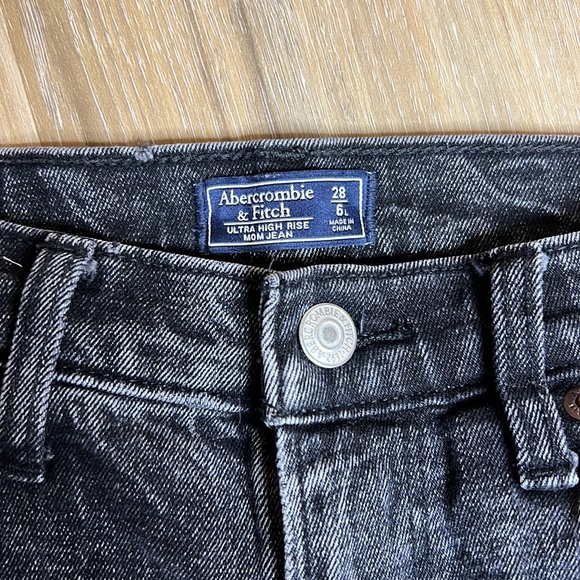 Abercrombie & Fitch - Ultra High Rise Mom Jean - Picture 4 of 5